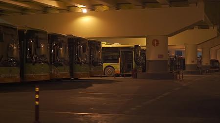 公交车站车辆停放停车场视频的预览图